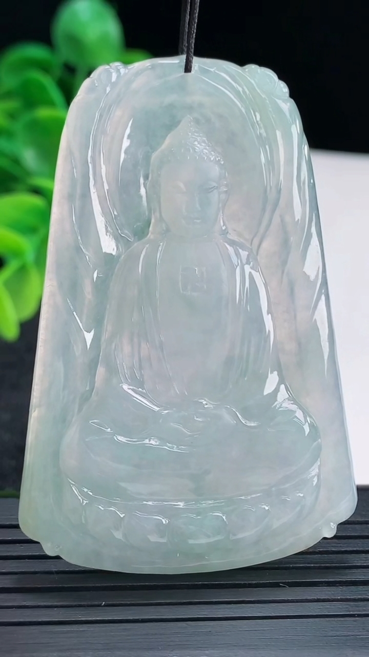 天然A货翡翠飘花大日如来吊坠尺寸63.9-43-5.3重量:26.77g
4月13日