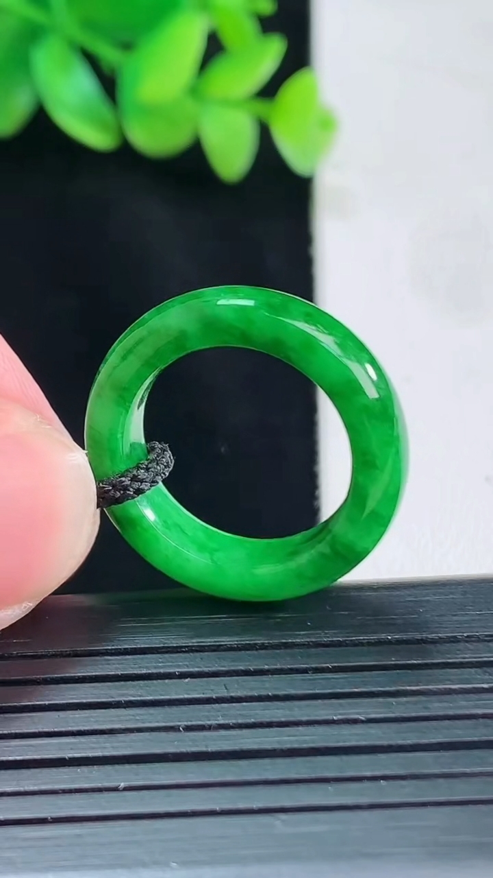 天然A货翡翠素面玉指环 戒指，尺寸16.8-6-4重量:3.98g2026年4月13日
工厂直销收藏佳品,种好水足，色泽均匀，有种有色，上手高大气！
