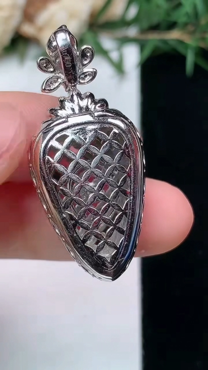 天然A货翡翠金枝玉叶 叶子吊坠，尺寸35.8-16-8.8，裸石21.5-13.5
4月13日，重量:6.77g