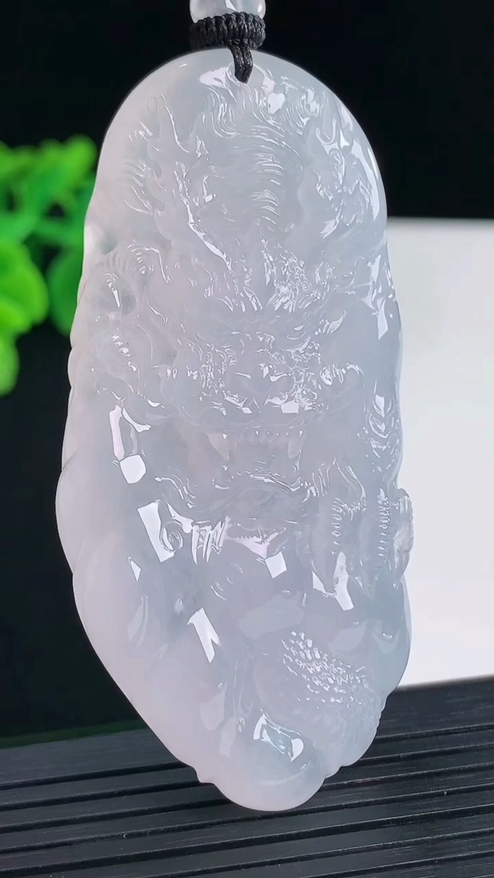 天然A货翡翠种白冰龙牌吊坠，尺寸69-33-11.5重量:53.75g
4月13日