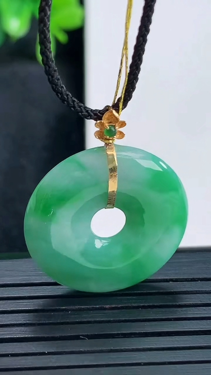 天然A货翡翠平安环吊坠尺寸24.4-4.5重量:6.09g
4月13日