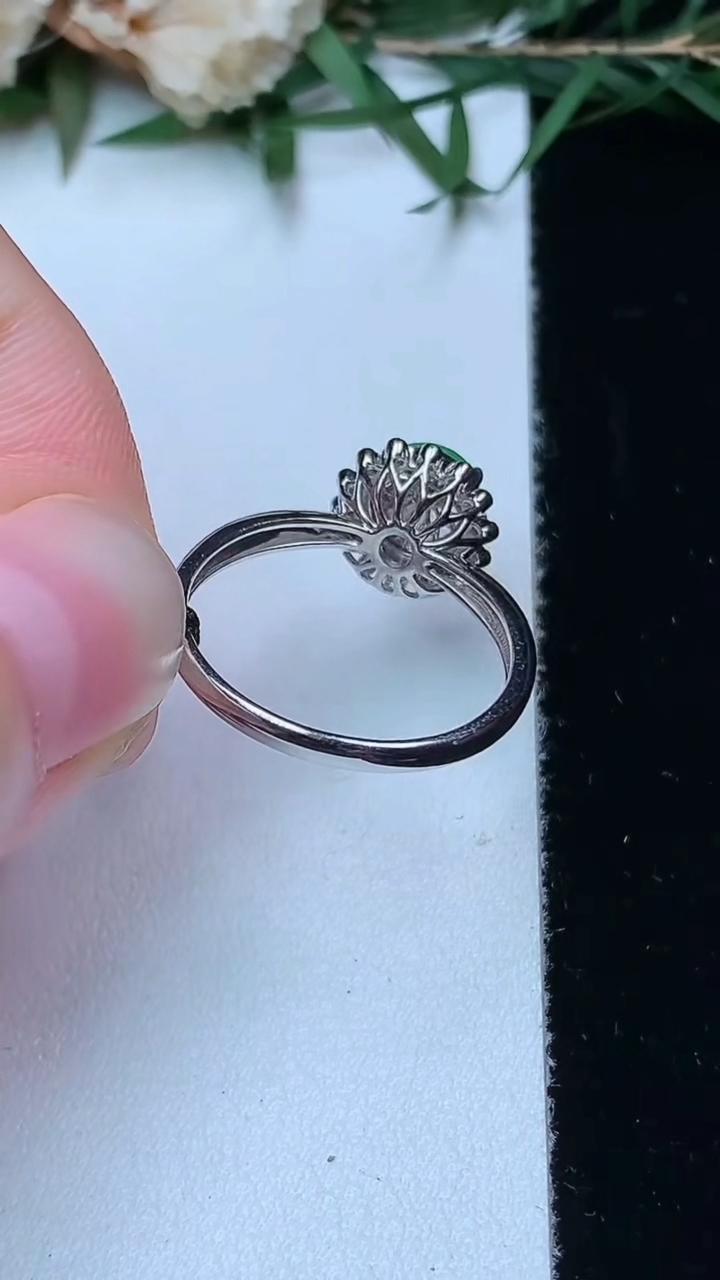 天然A货翡翠蛋面戒指，尺寸16.7-6.8-6.3，重量:2.33g2026年4月13日
工厂直销收藏佳品,种好水足，色泽均匀，有种有色，上手高大气！