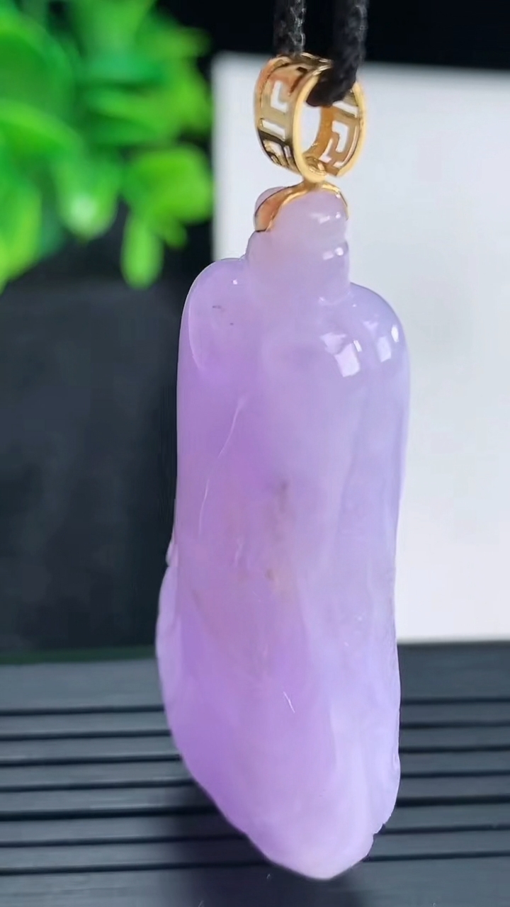 天然A货翡翠18K金紫罗兰白菜吊坠尺寸49.1-24.1-10.1重量:22.37g
4月13日