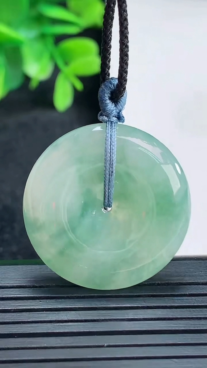 天然A货翡翠飘花平安扣吊坠尺寸28.1-5.4重量:9.04g
4月13日