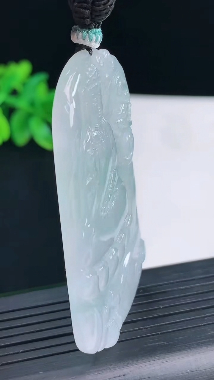 天然A货翡翠观音菩萨吊坠，尺寸62-37.5-5重量:32.05g
4月13日