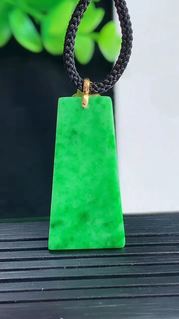 天然A货翡翠无事牌吊坠，尺寸28-14.5-2.5重量:2.82g
4月13日