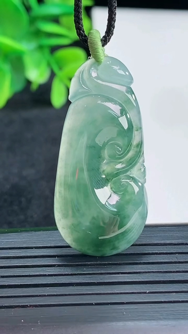天然A货翡翠飘花如意吊坠尺寸40.5-19.1-4.5重量:6.44g
4月13日
