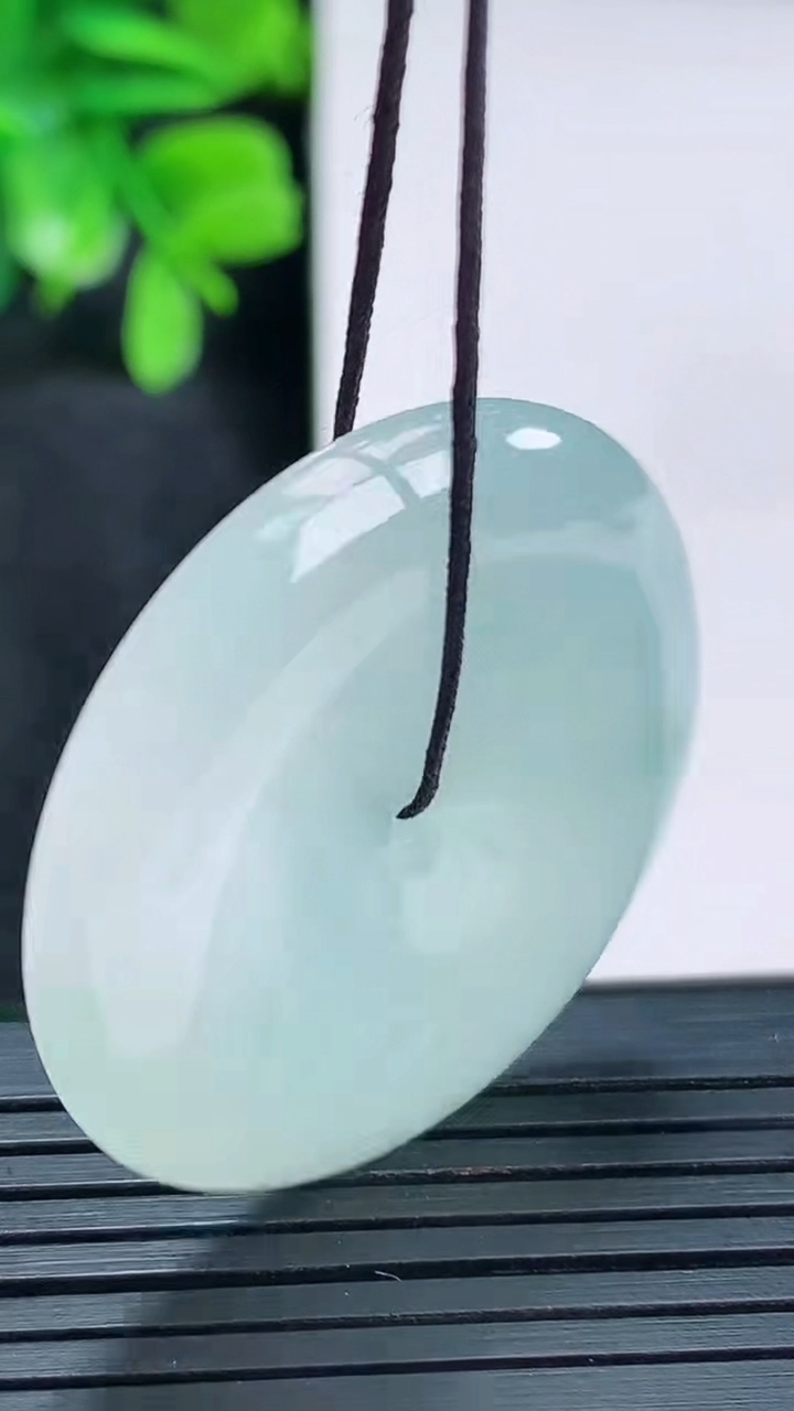 天然A货翡翠飘花平安扣吊坠尺寸35.4-5.6重量:15.29g
4月13日