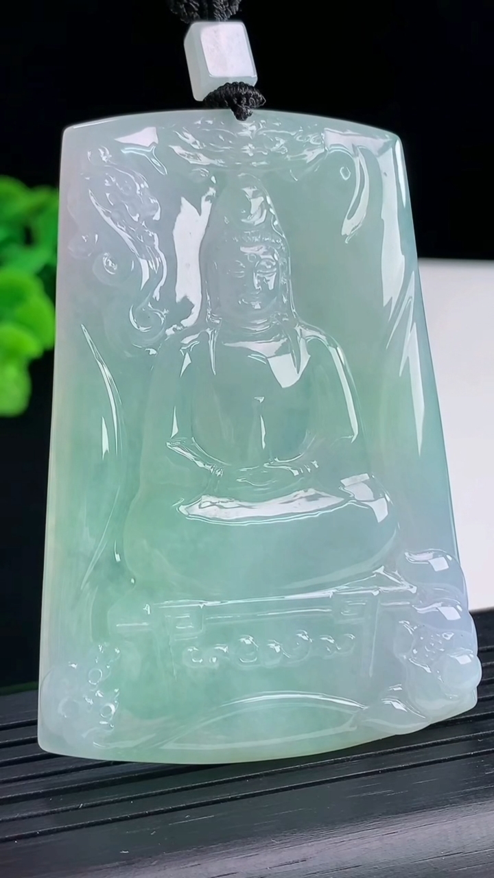 天然A货翡翠春带彩观音菩萨吊坠，尺寸69-48-5.5重量:46.65g
4月13日