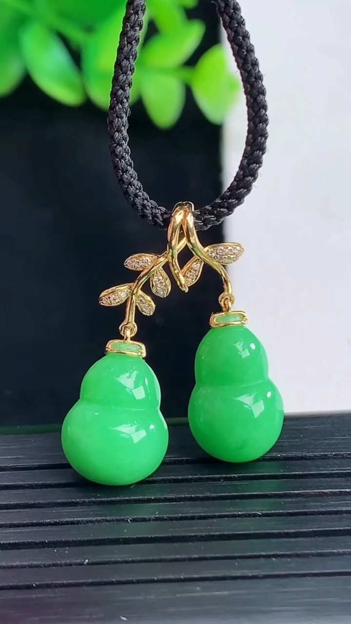 天然A货翡翠葫芦吊坠，尺寸13-10-5.6重量:3.59g
4月13日