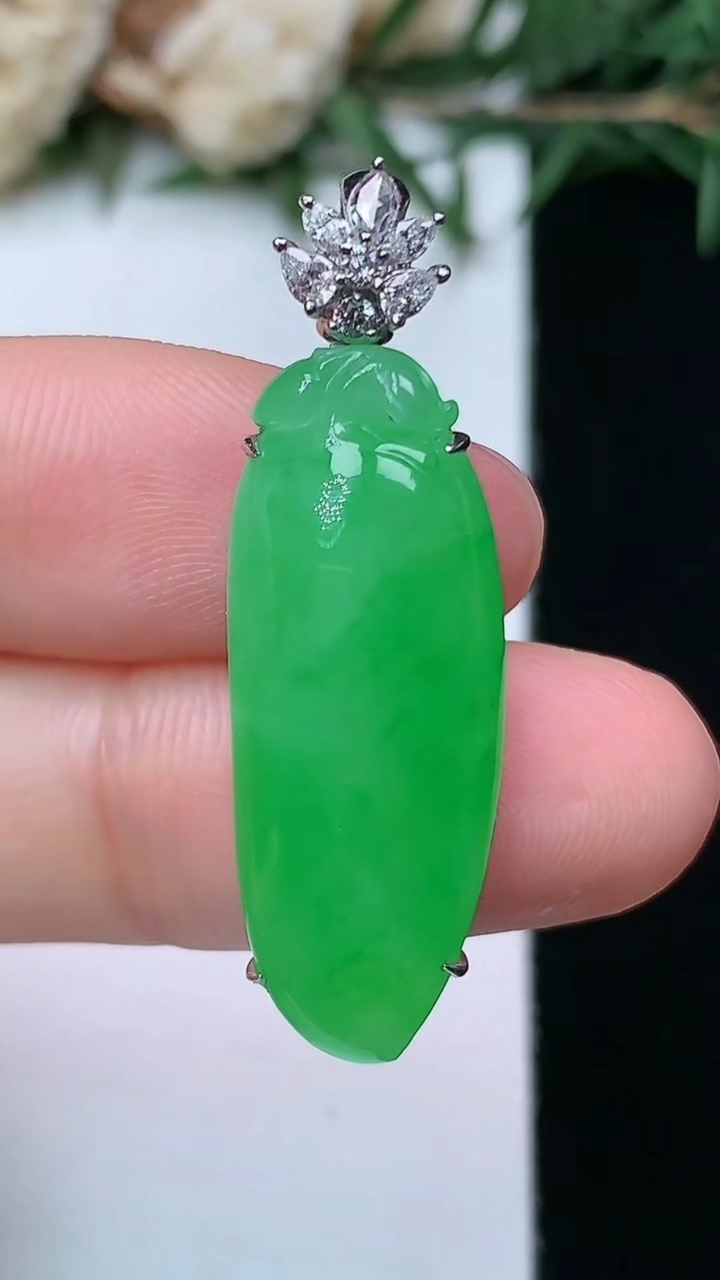 天然A货翡翠福瓜吊坠，尺寸26.6-10.5-7.7，重量:5.72g
4月13日