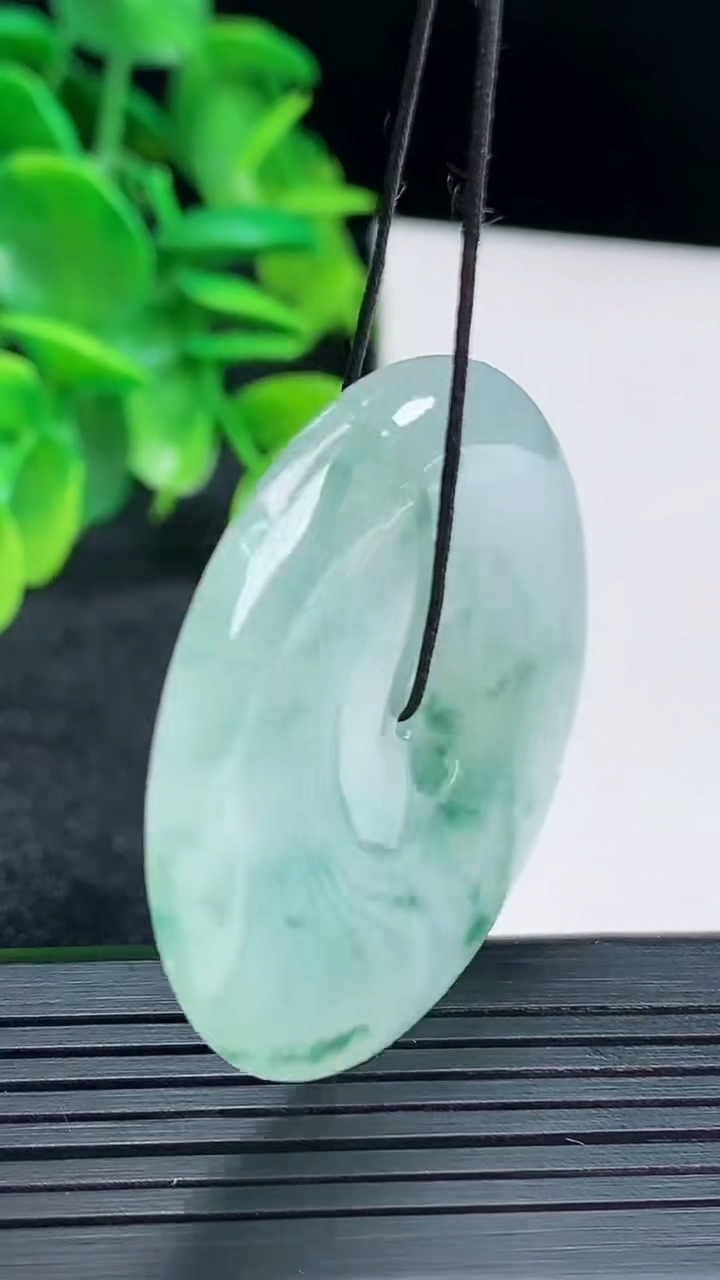 天然A货翡翠飘花平安扣吊坠尺寸42-5.6重量:21.41g
4月13日