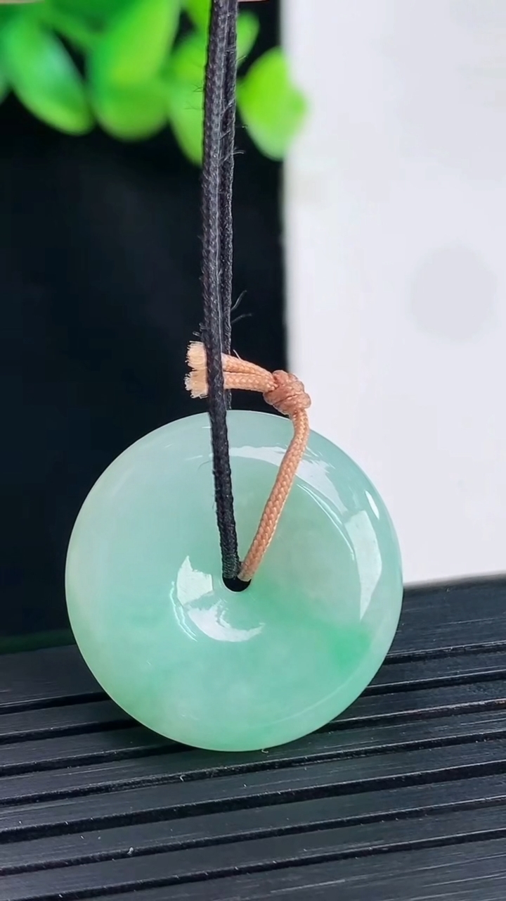 天然A货翡翠平安扣吊坠，尺寸23-6重量:6.62g
4月13日