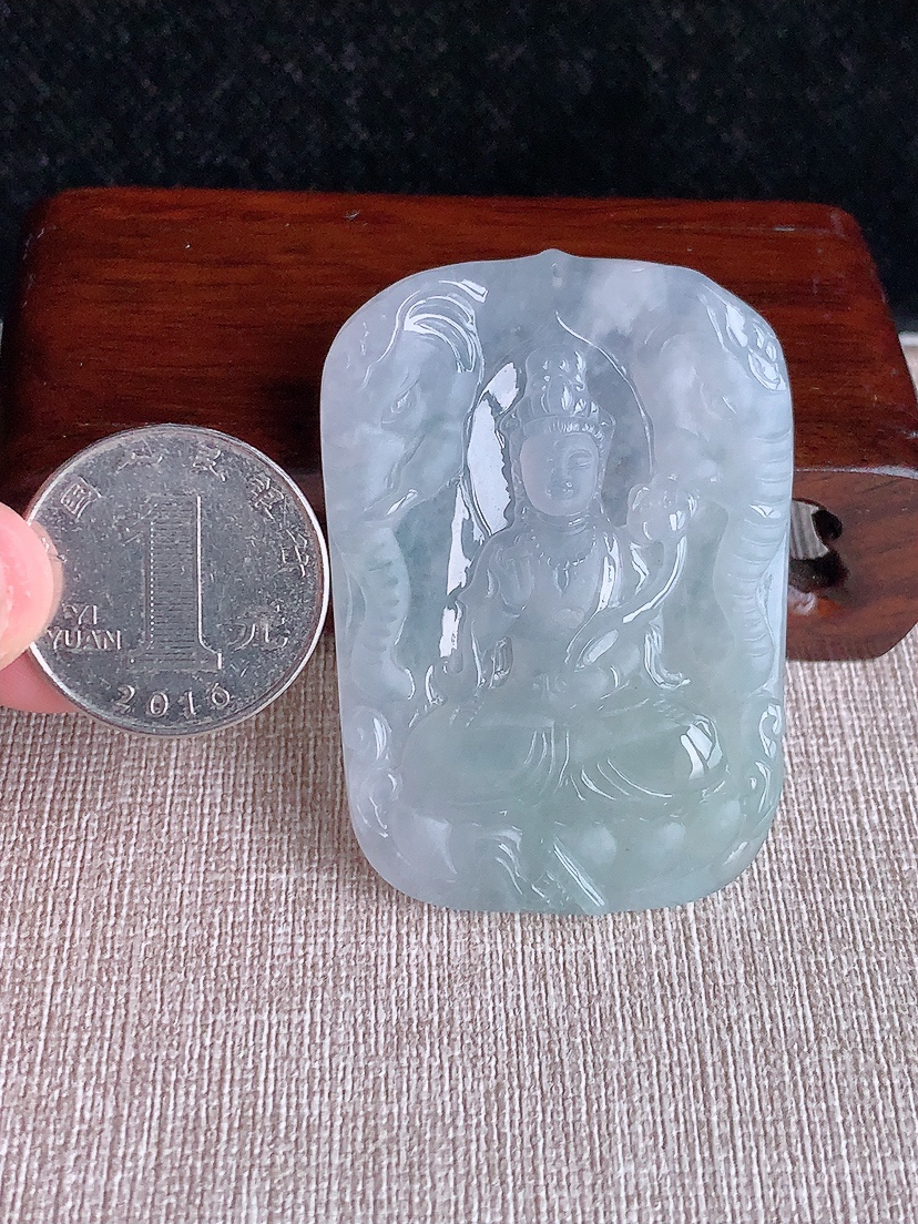 天然A货翡翠晴水普贤菩萨吊坠 
尺寸55-39.3-5.5mm 重量29.23g 0412