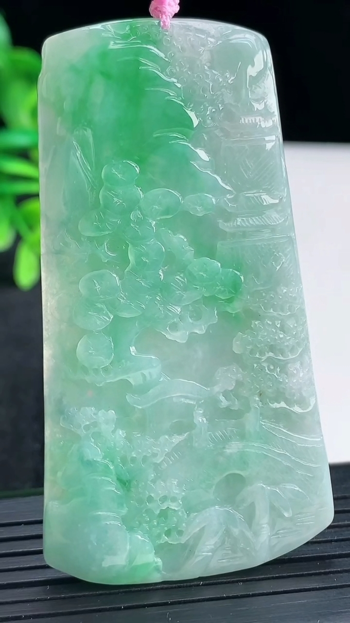 天然A货翡翠山水牌吊坠尺寸69.7-38-4.9重量:28.86g
4月13日