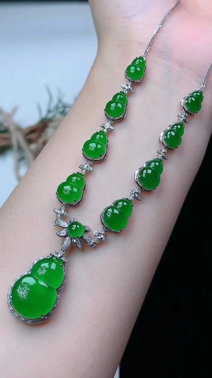 天然A货翡翠葫芦项链，尺寸16.6-11，重量:9.38g4月13日
工厂直销收藏佳品,种好水足，色