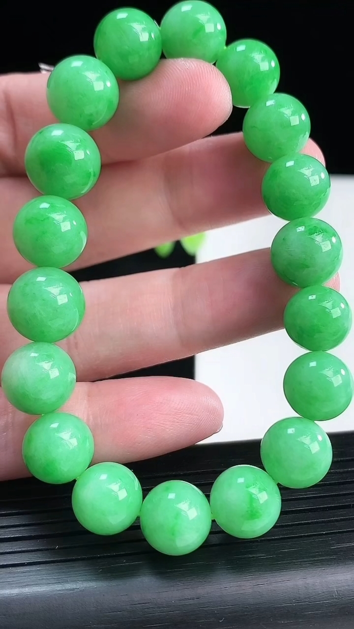 天然A货翡翠圆珠手串，尺寸12-18颗重量:44.74g4月13日
工厂直销收藏佳品,种好水足，色泽