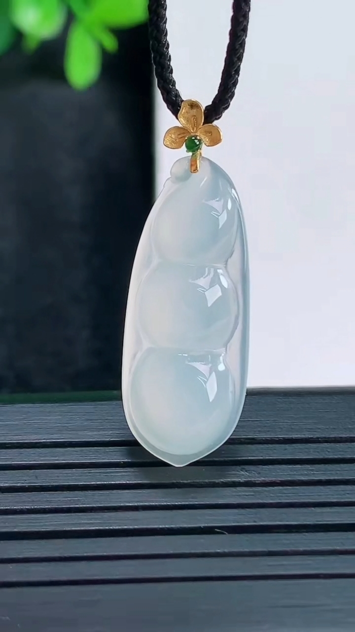 天然A货翡翠福豆吊坠尺寸32.9-11.3-5.3重量:2.55g
4月13日