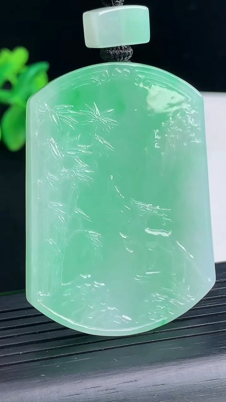 天然A货翡翠山水牌吊坠，尺寸53.6-39-5.2重量:37.27g
4月13日