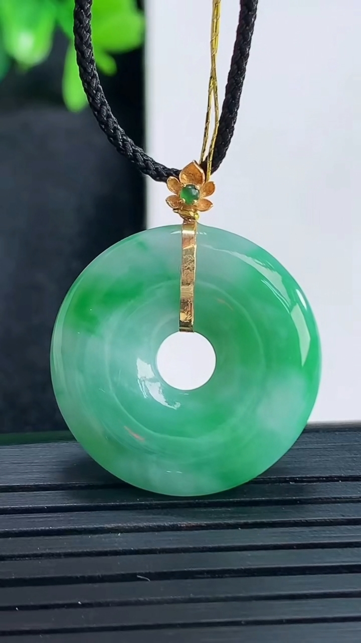 天然A货翡翠平安环吊坠尺寸24.4-4.5重量:6.09g
4月13日