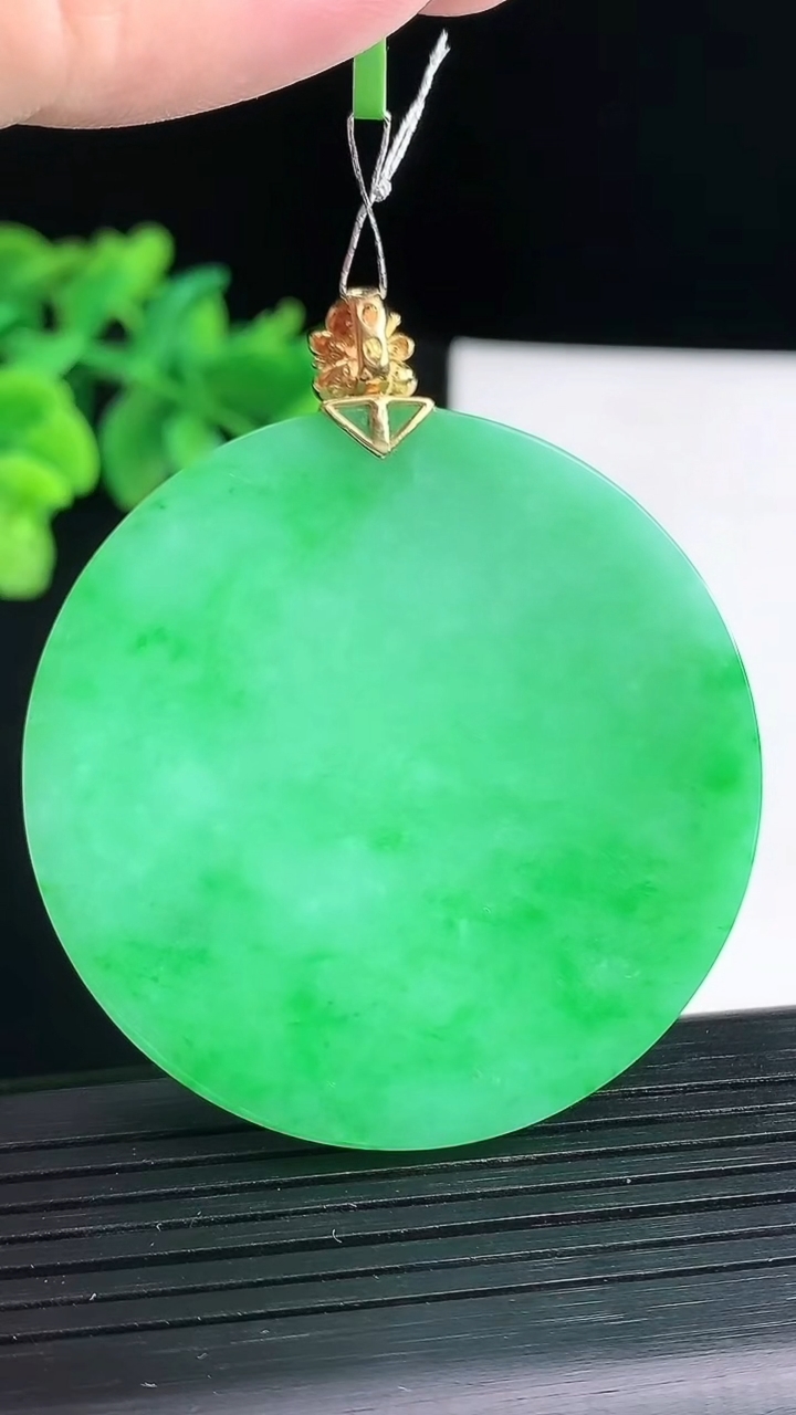 天然A货翡翠无事牌吊坠，尺寸50.5-4重量:27.38g
4月13日