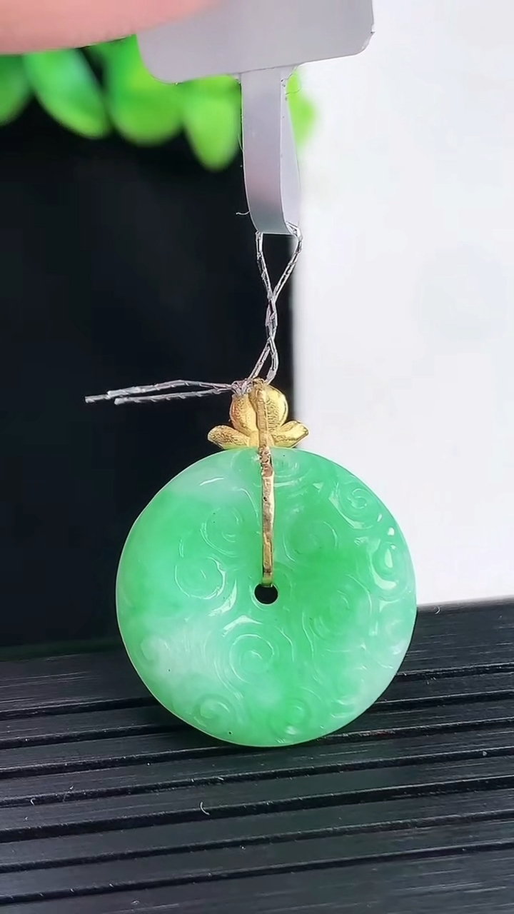 天然A货翡翠18k金仿古平安扣吊坠，尺寸21-6重量:5.06g
4月13日