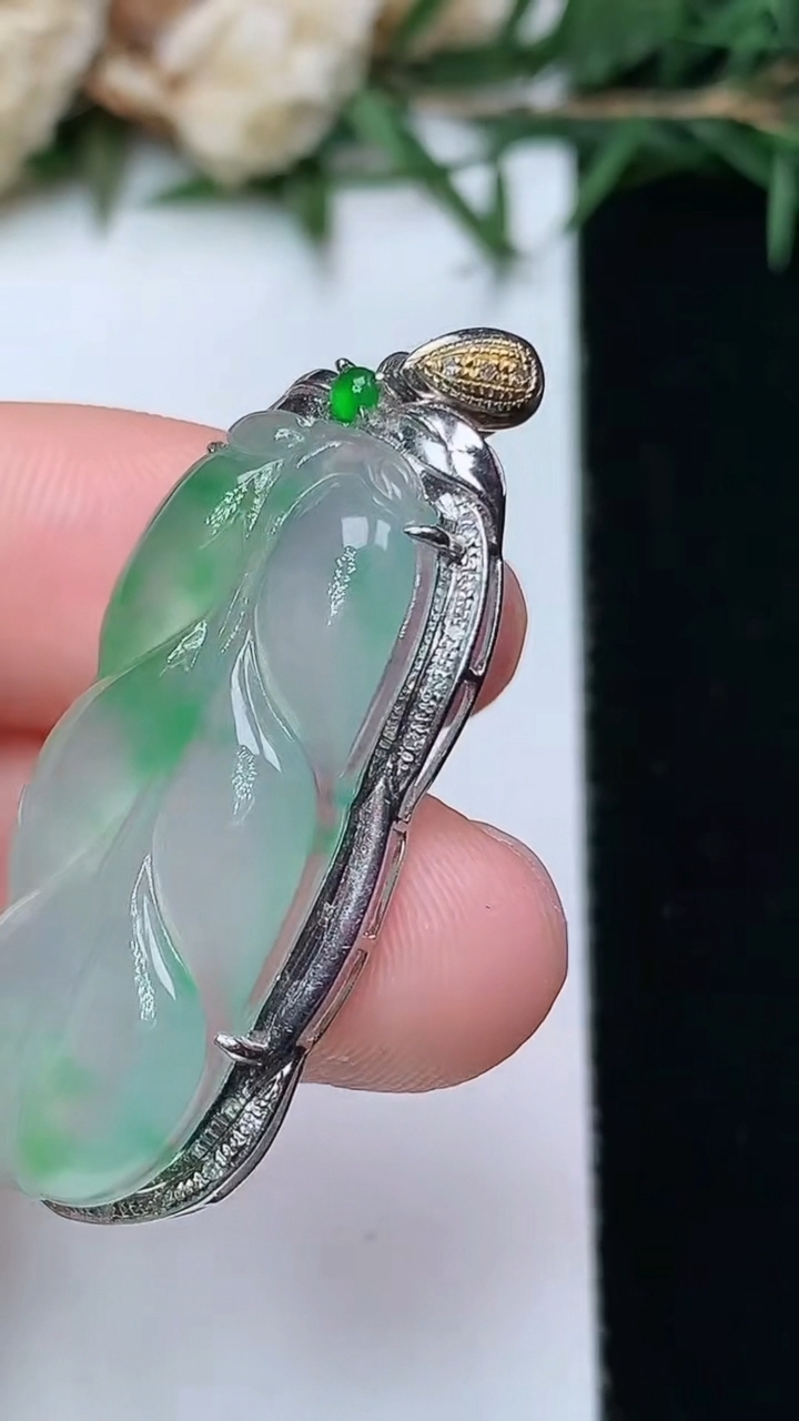 天然A货翡翠金枝玉叶 叶子吊坠，尺寸38.9-15.8-7，裸石30.6-13.9
4月13日