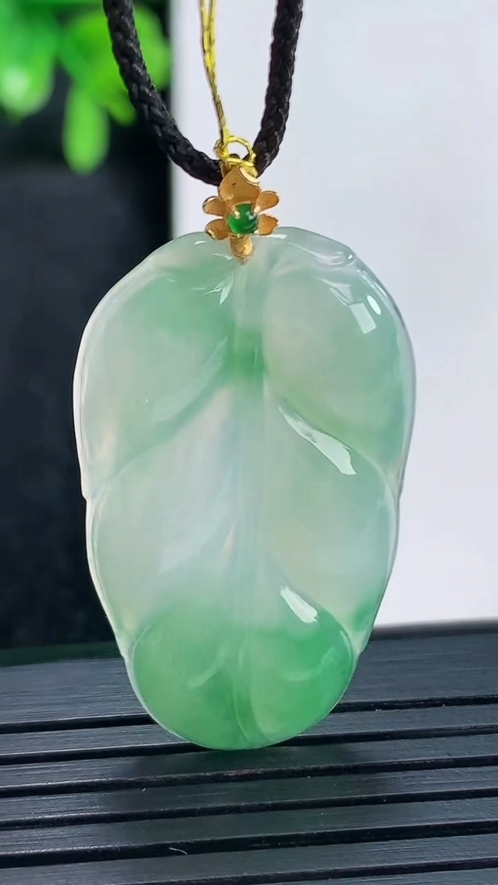 天然A货翡翠金枝玉叶 叶子吊坠尺寸39.6-20.7-3.8重量:5.49g
4月13日