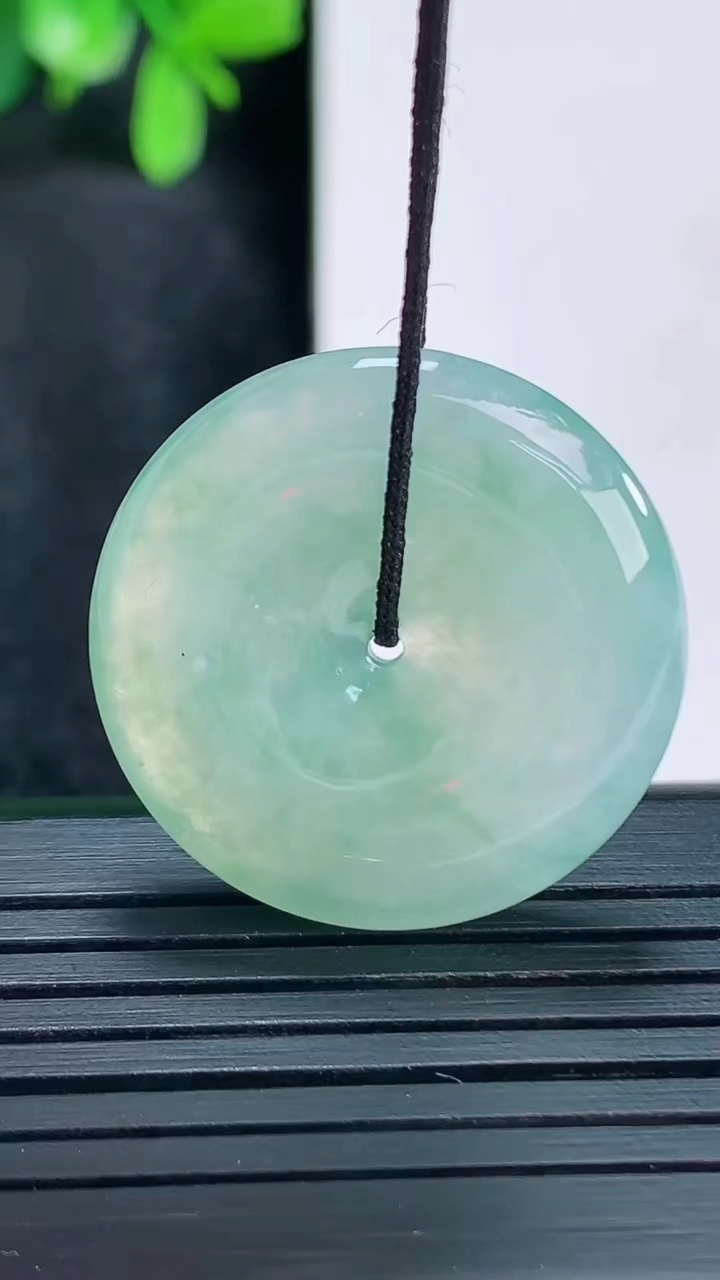 天然A货翡翠飘花平安扣吊坠尺寸26.2-5.4重量:7.92g
4月13日