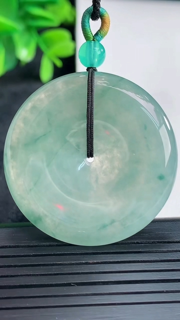 天然A货翡翠飘花平安扣吊坠尺寸37.1-5.4重量:16.82g
4月13日