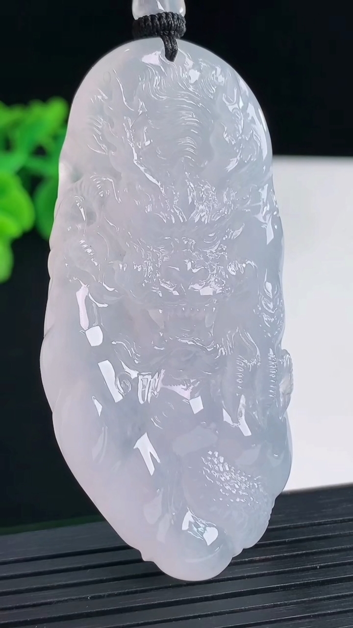 天然A货翡翠种白冰龙牌吊坠，尺寸69-33-11.5重量:53.75g
4月13日