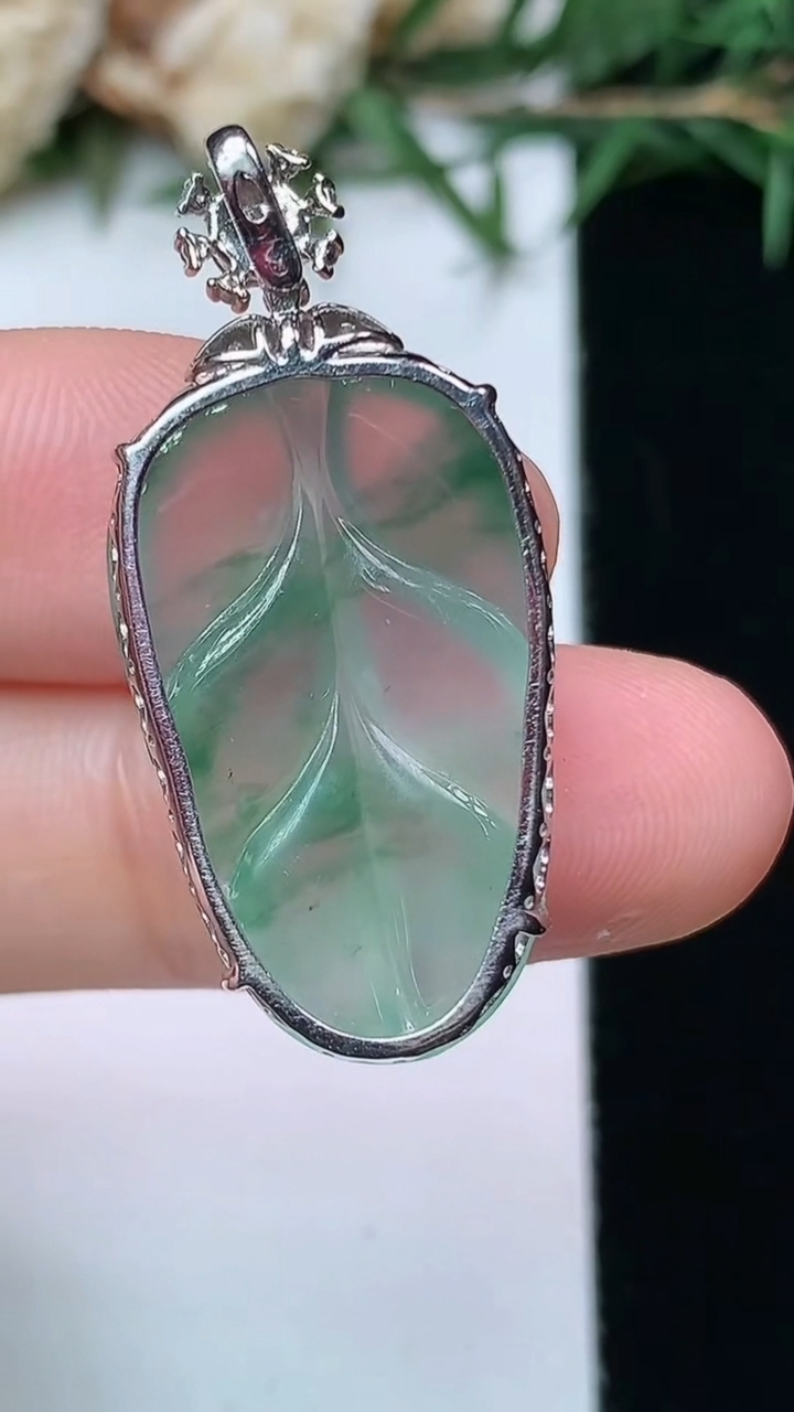 天然A货翡翠飘花金枝玉叶 叶子吊坠，尺寸24.3-15.3-7，重量:4.38g
4月13日