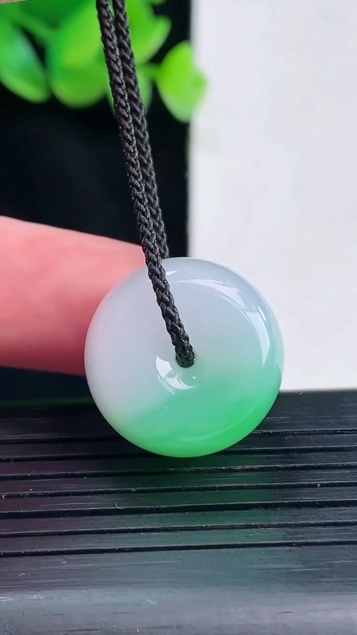 天然A货翡翠路路通吊坠，尺寸24-12.5重量:10.91g
4月13日