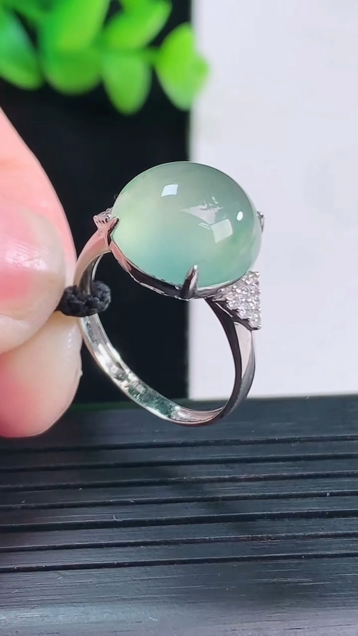 天然A货翡翠蛋面戒指，尺寸内径17.8，尺寸12.5-9重量:3.53g2026年4月13日
工厂直