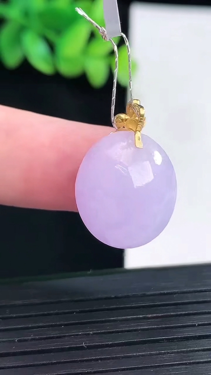 天然A货翡翠18k金紫罗兰蛋面吊坠，尺寸18.5-16.5-9.5重量:4.76g
4月13日