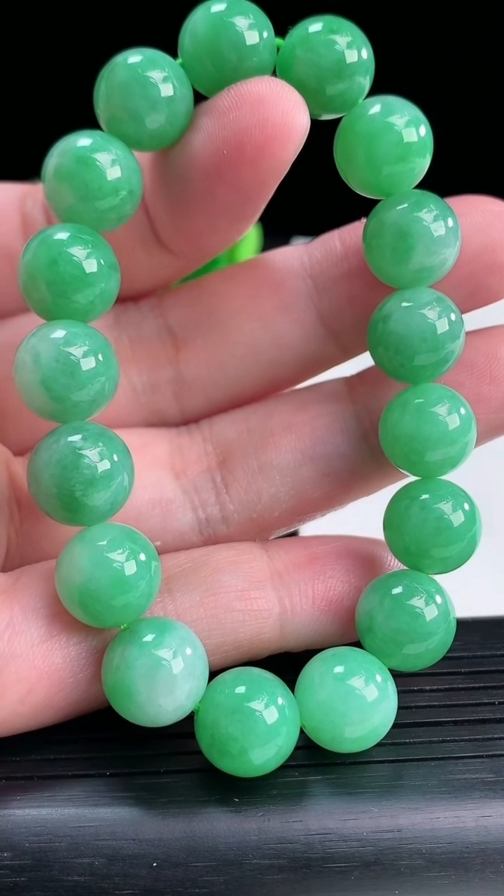 天然A货翡翠圆珠手串，尺寸11.2-17颗重量:43.31g4月13日
工厂直销收藏佳品,种好水足，色泽均匀，有种有色，上手高大气！