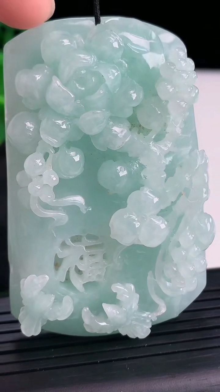 天然A货翡翠鸟语花香吊坠尺寸63.5-42.1-14.2重量:56.58g
4月13日