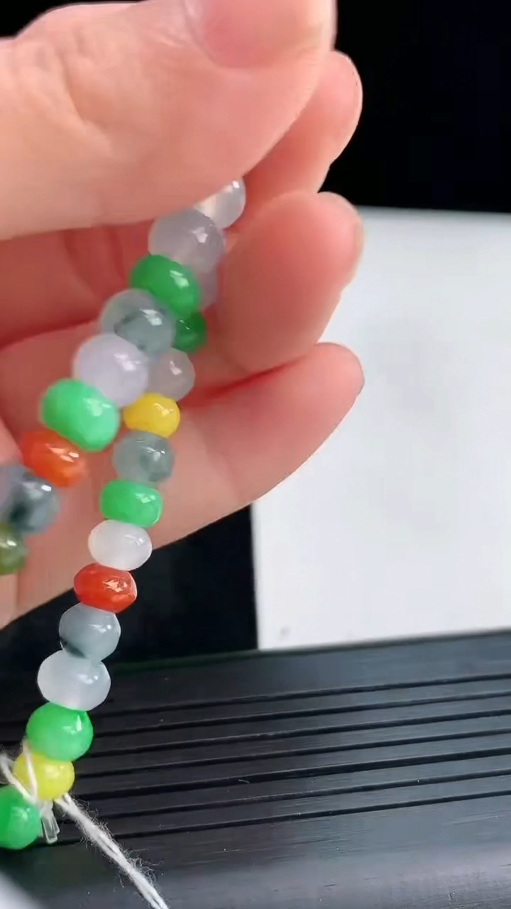 天然A货翡翠四彩算盘珠手串尺寸6.5-4.9重量:17.03g4月13日
工厂直销收藏佳品,种好水足，色泽均匀，有种有色，上手高大气！