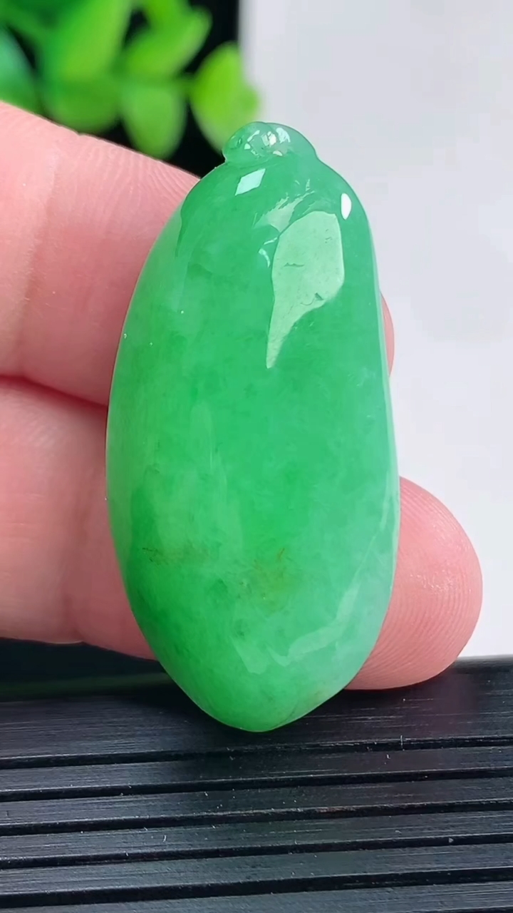 天然A货翡翠满满福瓜吊坠，尺寸39-18.6-11重量:13.60g
4月13日