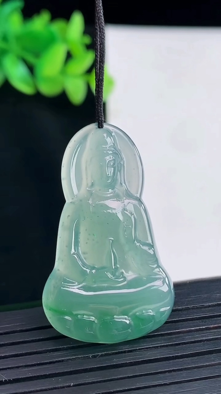 天然A货翡翠冰种蓝水素衣观音吊坠，尺寸39.5-24-4.5重量:7.52g
4月13日