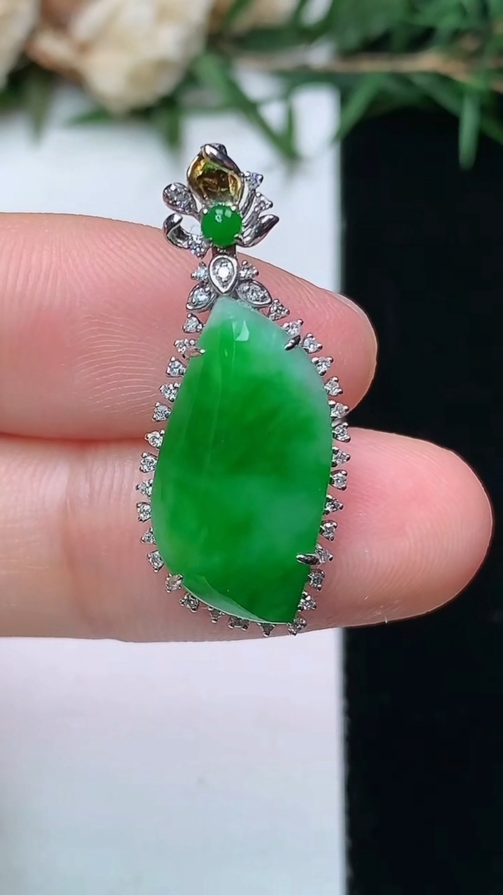 天然A货翡翠随形吊坠，尺寸27.8-11.8-7.5，裸石18-9.9
4月13日