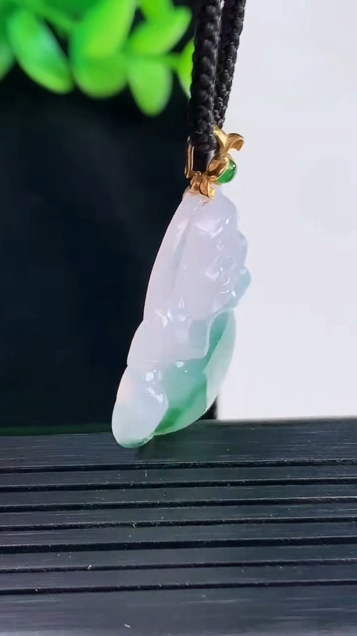 天然A货翡翠种飘花佛公吊坠，尺寸26-28.5-6重量:7.08g
4月13日