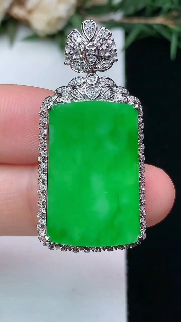 天然A货翡翠无事牌吊坠，尺寸36.9-17.6-8.2，裸石22.3-14，重量:5.04g
4月1