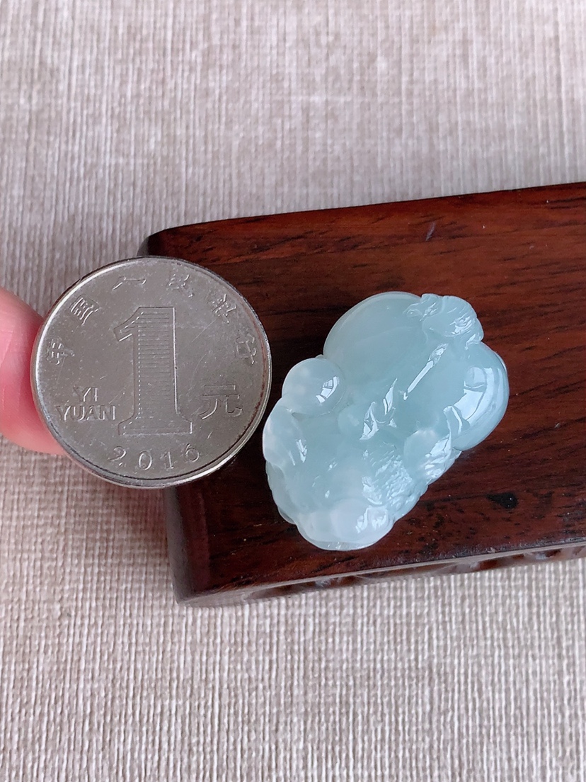 天然A货翡翠招财貔貅吊坠 
尺寸28-18.8-11.6mm 重量13.46g 0412