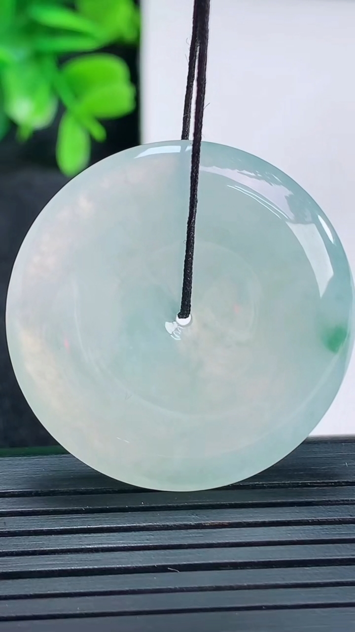 天然A货翡翠飘花平安扣吊坠尺寸35.4-5.6重量:15.29g
4月13日