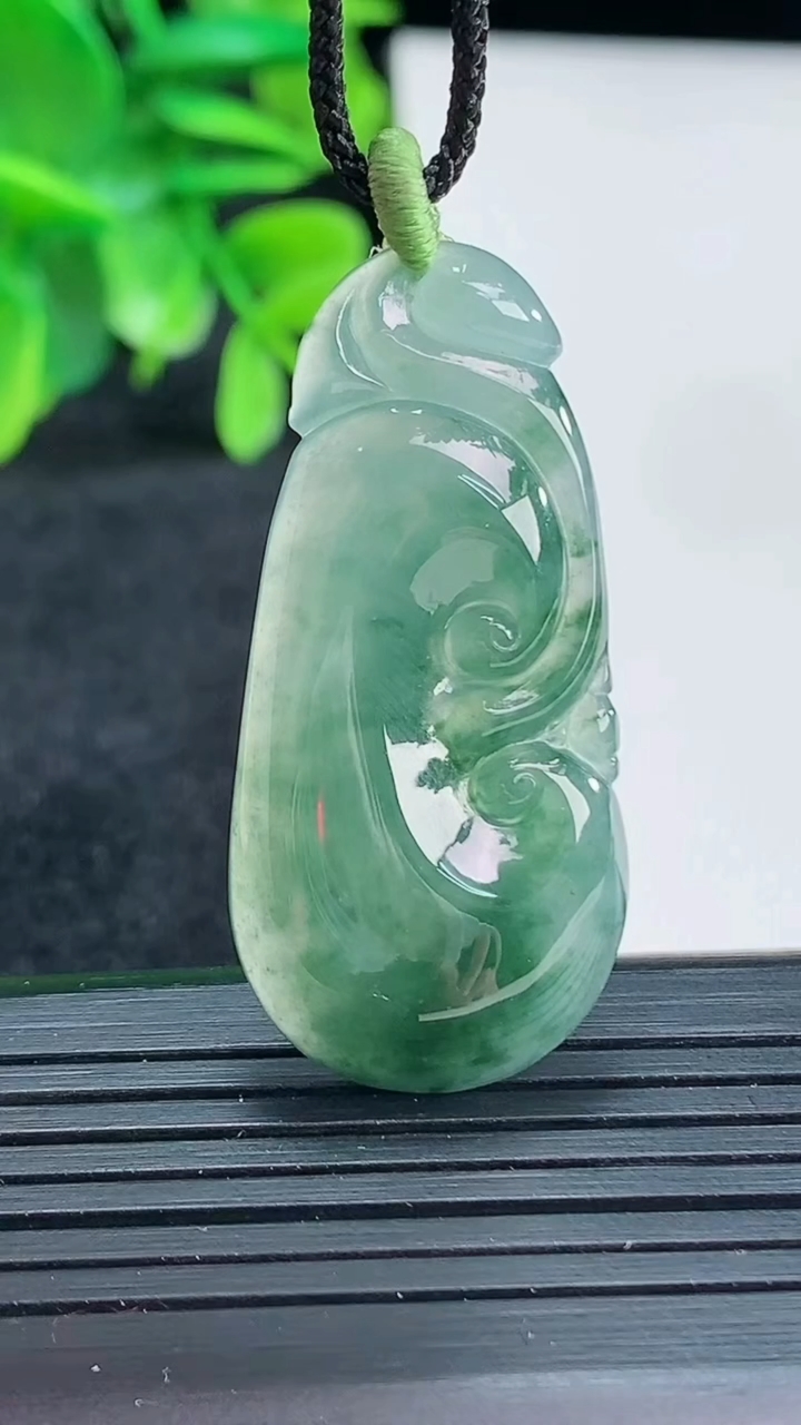 天然A货翡翠飘花如意吊坠尺寸40.5-19.1-4.5重量:6.44g
4月13日