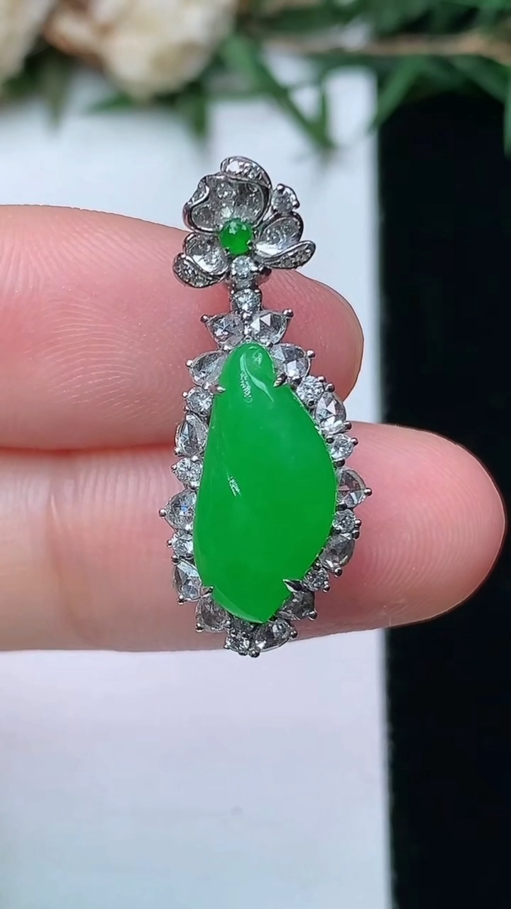 天然A货翡翠福瓜吊坠，尺寸25.8-10.4-8.4，裸石14.2-7，重量:3.33g
4月13日