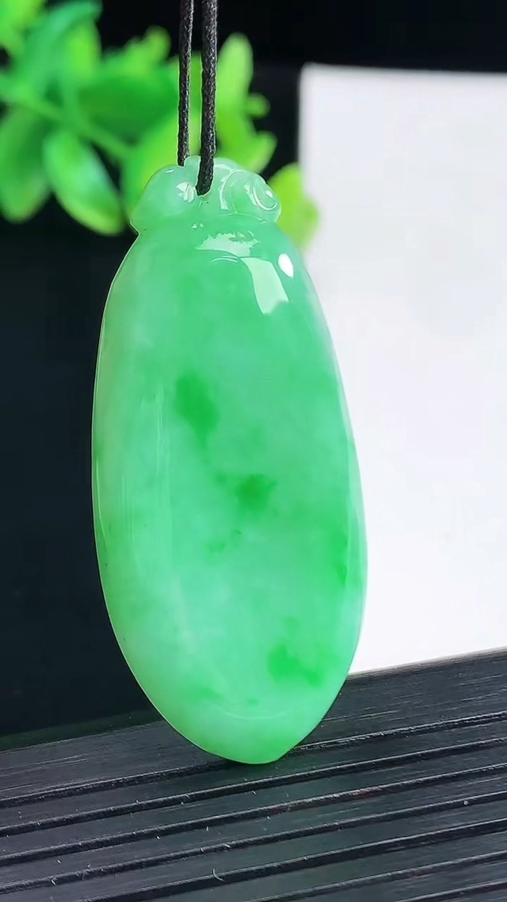 天然A货翡翠福瓜吊坠，尺寸45-21-6.5重量:12.06g
4月13日