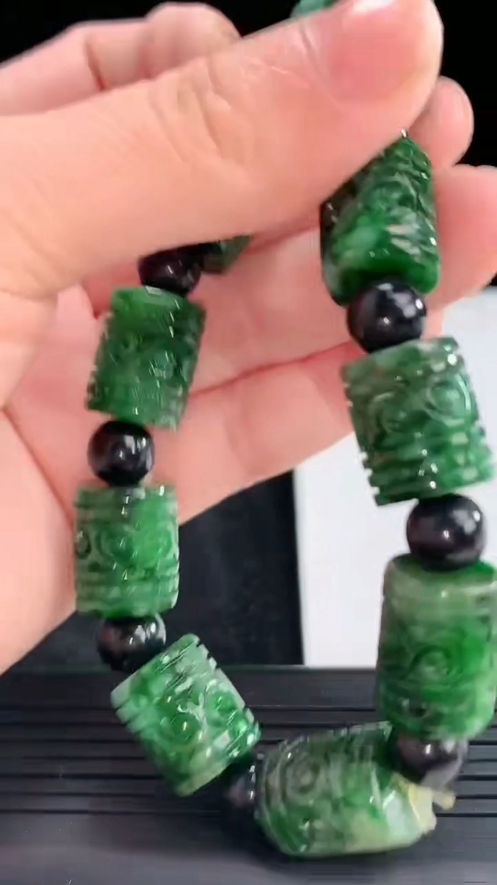 天然A货翡翠雕花路路通手串尺寸14.3-11.6-10颗重:44.30g994月13日
工厂直销收藏佳品,种好水足，色泽均匀，有种有色，上手高大气！
