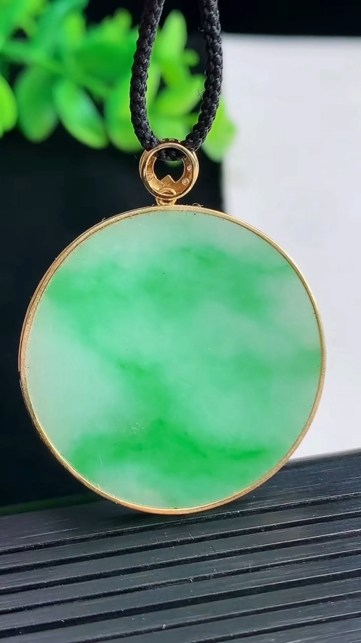 天然A货翡翠无事牌吊坠，尺寸41-34-3，裸石33.5重量:9.09g
4月13日